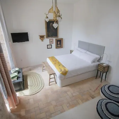 Dora (adults Only) Bed & Breakfast